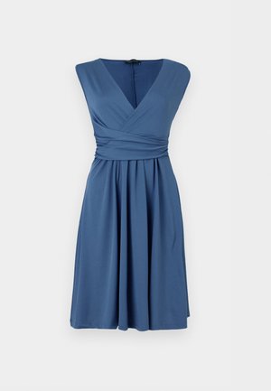 Αμάνικο μπλε φόρεμα μέχρι το γόνατο με V-λαιμόκοψη, λεπτομέρεια τύπου περιτύλιγμα στη μέση και πλισέ φούστα σε μονόχρωμο φόντο.