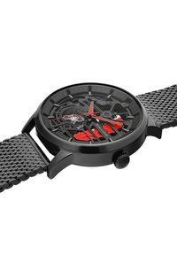 Reloj de pulsera de malla negra con esfera tipo esqueleto y acentos rojos en las manecillas, caja de acero inoxidable y correa texturizada para un ajuste seguro.