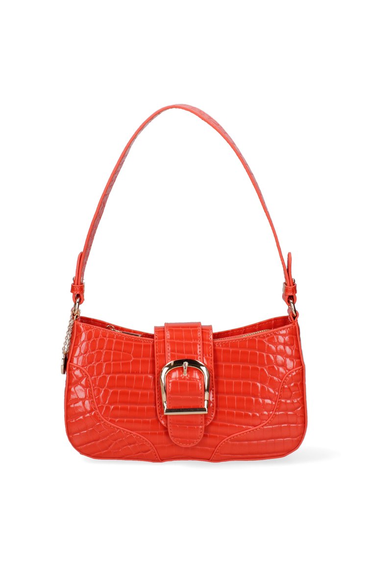 Rode faux krokodillenleren handtas met een gebogen schouderband en een opvallende centrale gespdetail. Glad textuur en slank ontwerp.