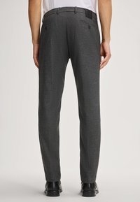 Grau maßgeschneiderte Hose aus strukturiertem Stoff, mit geradem Schnitt, zwei Gesäßtaschen und einem schwarzen Etikett am Bund.