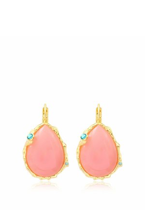 Boucles d’oreilles en forme de larme avec monture dorée, pierres roses lisses et petites pierres bleues en accent sur fond blanc.