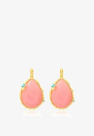 Boucles d’oreilles en forme de larme avec monture dorée, pierres roses lisses et petites pierres bleues en accent sur fond blanc.