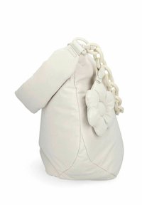 Sac en crème gonflée avec tissu texturé, accent floral et poignée à chaîne épaisse. Forme arrondie avec bords doux ; design minimaliste.