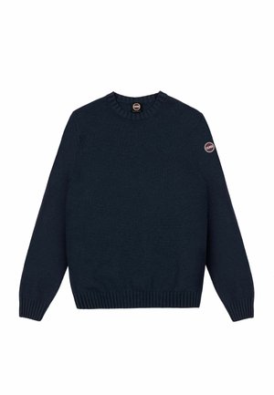 Granatowy sweter z dzianiny z okrągłym dekoltem, prążkowanymi mankietami i dołem, z małą naszywką logo na lewym rękawie. Miękka tekstura.