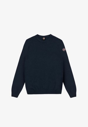 Suéter de punto azul marino con cuello redondo, puños y dobladillo acanalados, que presenta un pequeño parche de logo en la manga izquierda. Textura suave.