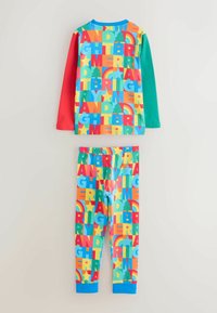 Värikäs pyjama, jossa on pitkähihainen paita punaisilla, vihreillä ja sinisillä hihoilla sekä kuviolliset housut, joissa on kirjaimia, tähtiä ja sateenkaaria. Materiaali puuvillaa.