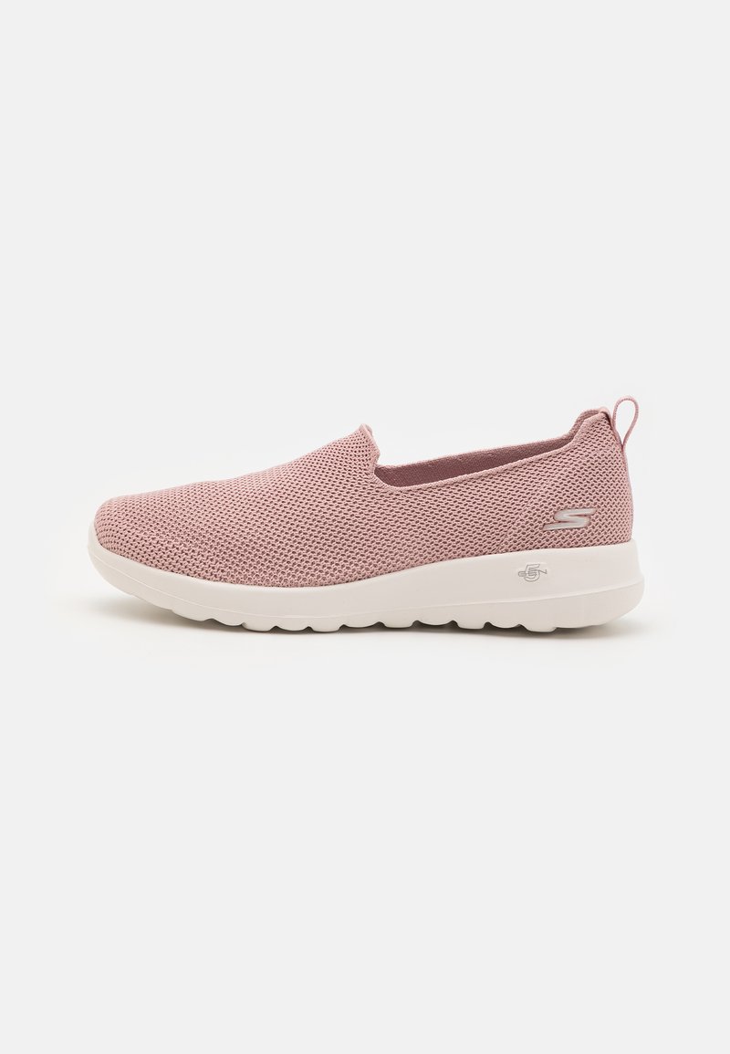Rózsaszín slip-on sneaker, texturált hálós felsőrészével, fehér párnázott talpával, lekerekített orrával és egy kis húzófüllel a sarkán az egyszerű felhúzás érdekében.
