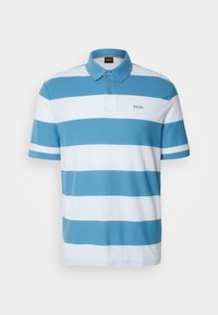 Polo manches courtes à larges rayures horizontales bleues et blanches, patte à deux boutons et logo "BOSS" sur la poitrine.