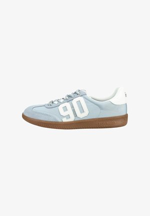 Lichtblauwe suède sneaker met een witte "90" aan de zijkant, een witte hieltab, grijze veters en een bruine rubberen zool met het merk "Steve Madden".