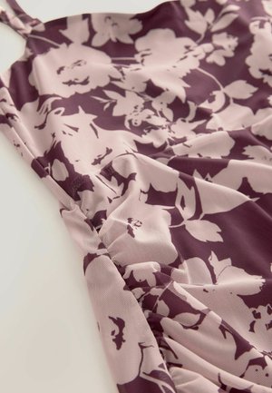 Blumiger Badeanzug mit einem lila und rosa Muster, aus leichtem Stoff gefertigt. Verfügt über dünne Träger und Raffung an der Seite.