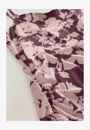 Květinové plavky s fialovým a růžovým vzorem, vyrobené z lehkého materiálu. Mají tenké ramínka a na boku jsou nařasené detaily.