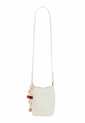 Klein wit crossbody tasje met dunne band, met oranje-witte gevlochten sleutelhanger met rode en groene kralen.