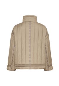 Beige, vatteret jakke med høj krave, vertikal syning, snøre i kanten og satin detaljer langs sømmene.