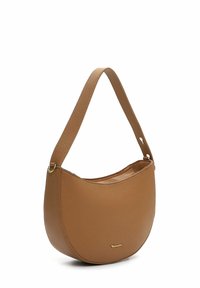 Brūna ādas plecu soma ar izliekta formu, teksturētu virsmu un vienu siksnu. Priekšpusē ir neliels zelta logotips.