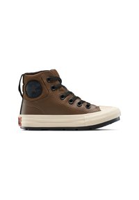 Bruine hoge sneakers van leer met zwarte veters, een rubberen neuskap en een patroonzool. Heeft een cirkelvormig logo aan de zijkant.
