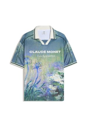 Polokošeľa s krátkym rukávom so zeleným, modrým a bielym kvetinovým vzorom, na prednej strane text "CLAUDE MONET Les Agapanthes".