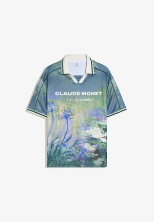 Polokošeľa s krátkym rukávom so zeleným, modrým a bielym kvetinovým vzorom, na prednej strane text "CLAUDE MONET Les Agapanthes".