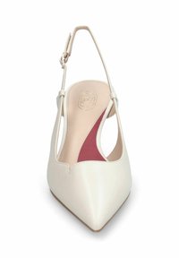 Chaussure à bout pointu blanche avec bride arrière et petite boucle, semelle intérieure beige avec un logo et un détail rouge.