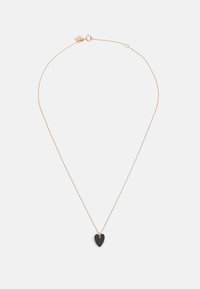 Collar de cadena en tono dorado que presenta un pequeño colgante en forma de corazón negro con una superficie lisa y una sección recortada en la parte superior para el engaste.