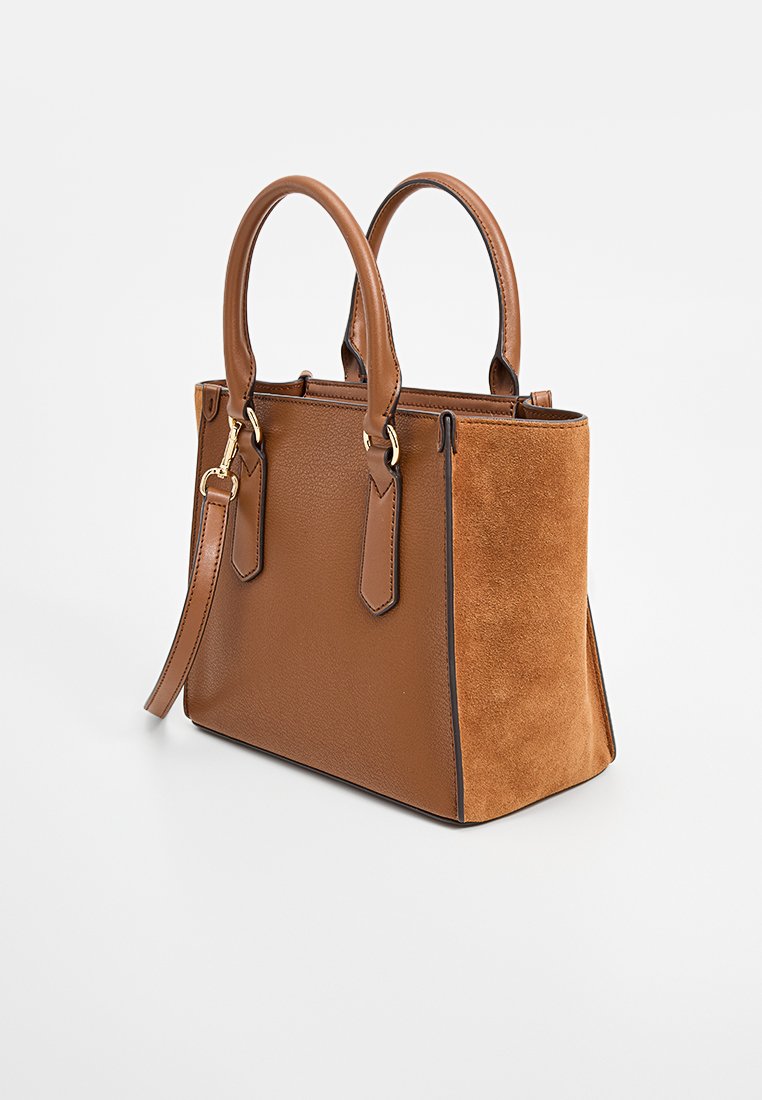 Bolso marrón con una combinación de ante texturizado y cuero suave. Presenta asas dobles, una correa desmontable y bordes en contraste.