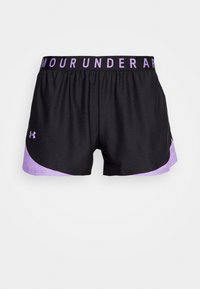 Svarta atletiska shorts med en lila midjeband och siddekorationer, med en lös passform och fuktavledande tyg för komfort.