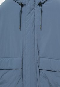 Blå jacka framtill med dragkedja täckt av flik, två stora framfickor med flikar, och justerbara huva snören med svarta toggles.