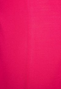 Fuchsia stof met een gladde textuur, een gelijkmatige kleur en een lichte glans. Het oppervlak lijkt uniform zonder zichtbare patronen of accenten.
