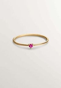 Anillo de banda de oro con un diseño liso y delgado; presenta una única gema rosa redonda engastada entre dos garras de oro.