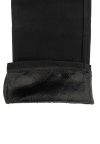 Schwarze Leggings mit einem weichen schwarzen Fleecebund. Glattes Material mit einem genähten Saum entlang des Bundes. Keine sichtbaren Verschlüsse oder Muster.