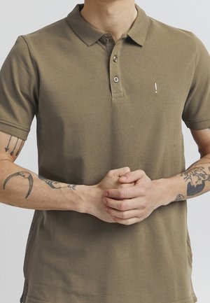 Brązowa koszulka polo z bawełny z kołnierzykiem, trzema guzikami i małym haftowanym detalem. Krótkie rękawy, gładka faktura i luźny krój.