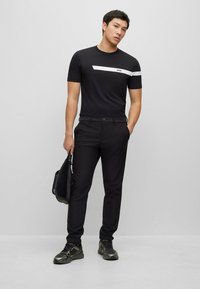 BOSS TEE   - T-shirt med print - black one