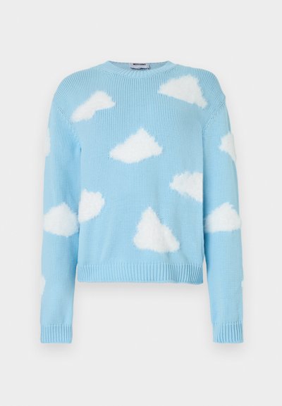 Pull tricot bleu clair avec des motifs de nuages blancs duveteux dispersés sur le devant, les manches et les épaules, avec un col rond.
