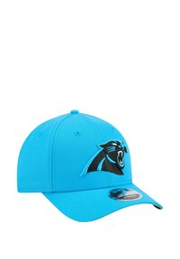 Casquette bleu vif en tissu doux avec un logo noir et bleu des Carolina Panthers à l'avant. Inclut une visière incurvée et une étiquette de marque.