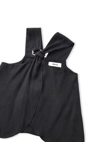 Schwarzes ärmelloses Oberteil mit Knoten-Detail und silbernem Ringakzent, aus einem weichen Stoff mit drapiertem Design und seitlichem Etikett.