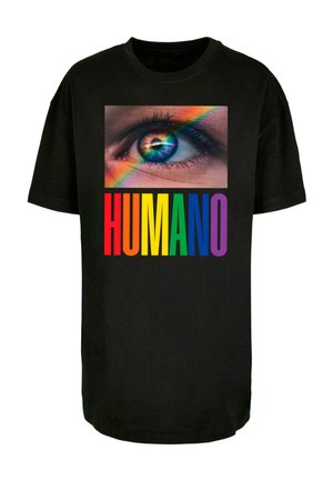 čierne tričko s grafickým zobrazením oka s dúhovým efektom a slovom "HUMANO" v tučných, viacfarebných písmenách nižšie.