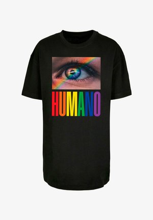 Juodas marškinėliai su piešiniu, vaizduojančiu akį su vaivorykštės efektu, o žemiau didelėmis, daugiakartėmis raidėmis parašyta "HUMANO".