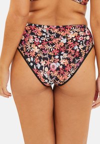Bas de bikini taille haute en tissu noir, orné d'un motif floral multicolore dans des tons de rose, orange et bleu. Texture lisse.