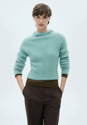 Licht teal gebreide trui met een textuurpatroon, lange mouwen en een hoge halslijn. Bruine ribbelzoom accentueert de onderkant.