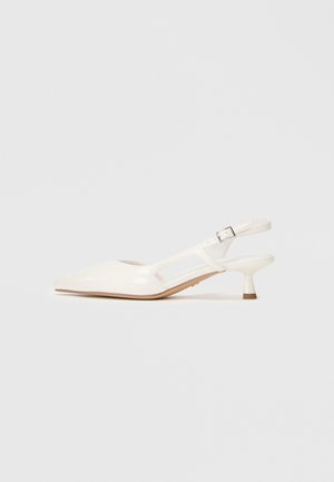 Tacchi slingback in pelle verniciata bianca con punta affusolata, dettagli laterali a taglio e un tacco snello di altezza media.