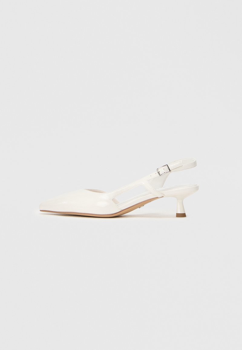 Escarpins blancs en cuir verni avec un bout pointu, des détails découpés sur les côtés et un talon mince de hauteur intermédiaire.
