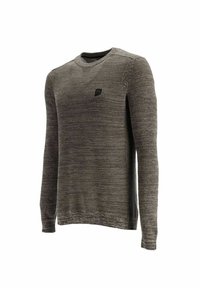 Pull en maille à manches longues avec col rond, de couleur gris brunâtre, orné d'un petit logo carré noir sur la poitrine.