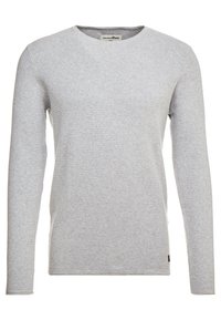 Ljusgrå långärmad tröja i texturerad hy. Den har en rund halsringning och ribbade muddar, och en liten logotagg vid fållen.