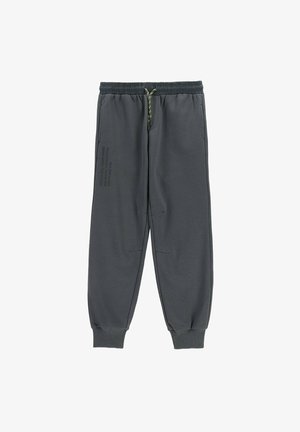 Ciemnoszare spodnie dresowe z elastycznym paskiem w talii, żółtym sznurkiem, bocznymi kieszeniami, ściągaczami przy nogawkach i subtelnym napisem na lewej udzie.