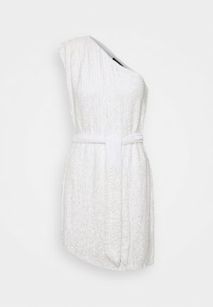 Robe blanche à une épaule avec une taille ceinturée, présentant un tissu texturé et scintillant ainsi qu'une silhouette délicatement drapée.
