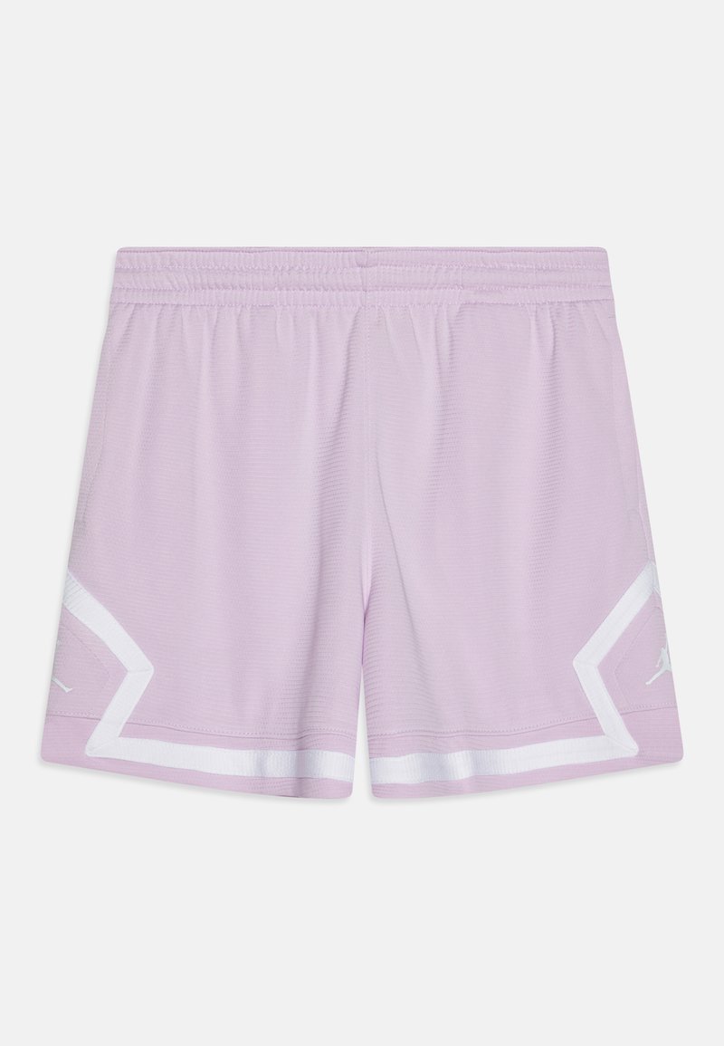 Λιλά αθλητικά σορτς με ελαστική μέση, άσπρες λεπτομέρειες και γεωμετρικό σχέδιο στα πλάγια. Κατασκευασμένα από υλικό με υφή που επιτρέπει την αναπνοή.