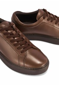 Brązowe skórzane sneakersy na sznurówki z teksturowanym wykończeniem, okrągłym noskiem i kontrastującymi brązowymi sznurówkami. Posiadają grubą gumową podeszwę.