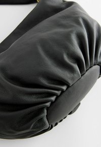 Next REGULAR FIT - Kabelka - black