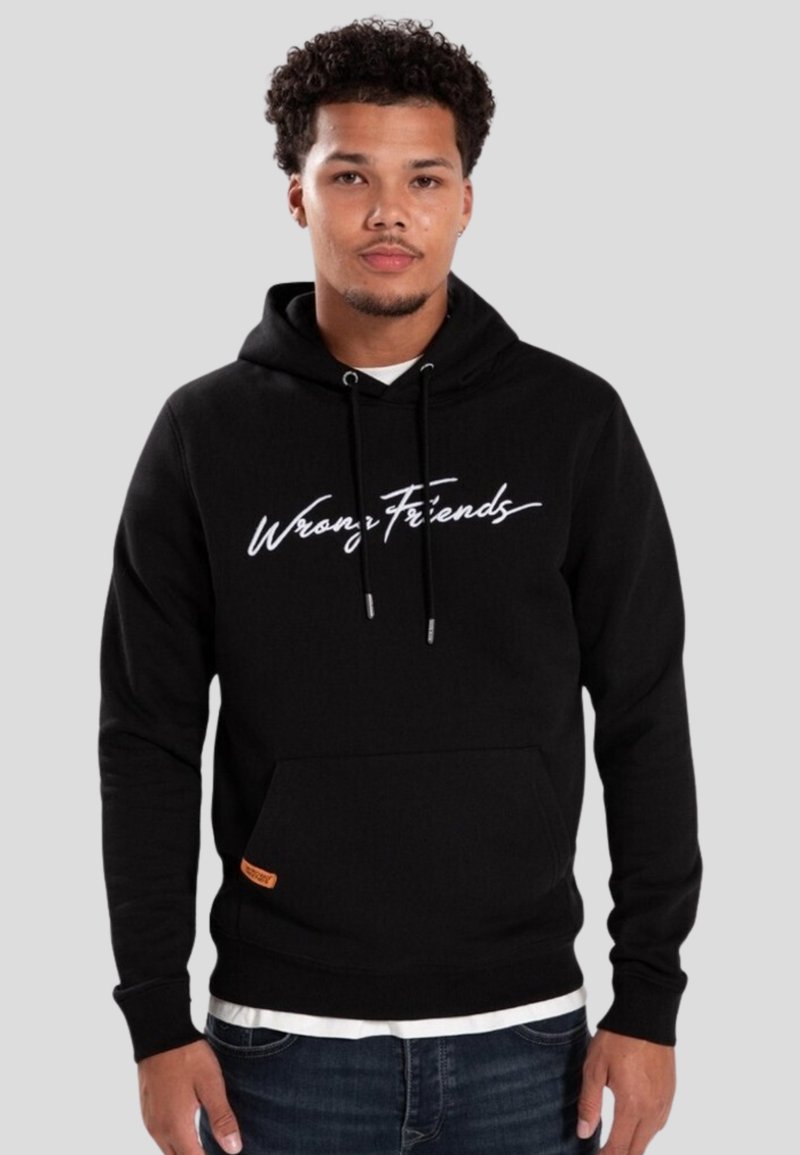 Sudadera negra con un logo blanco de "Wrong Friends". Cuenta con un bolsillo tipo canguro, cordón ajustable y puños y dobladillo acanalados.