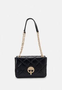 Sac à bandoulière en cuir noir matelassé avec une chaîne dorée et un fermoir circulaire en or sur le rabat avant.