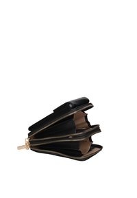 Portafoglio in pelle nera con tre scomparti con zip, dettagli in hardware dorato, superficie testurizzata e profilo snello.